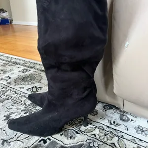 Elegant Black Suede Knee thumbnail 3