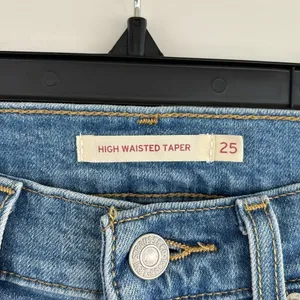 Levi’s High waisted Taper‎ jeans Size 25 thumbnail 5