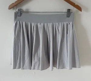 Aritzia TnAction Pleated Tennis Skirt Light Gray Athletic Athleisure‎ Skort M thumbnail 1