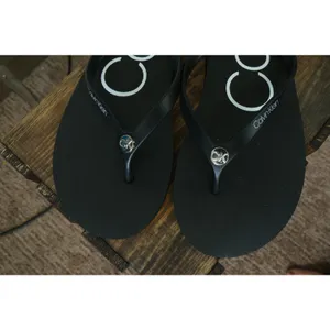 NWOT Calvin Klein Seya Classic Black Thong Flip Flop Logo Detail Womens 11 thumbnail 2
