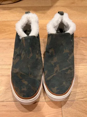 Toms‎ Green Camouflage Slip-On Sneakers with White Faux Fur Trim 9 thumbnail 1