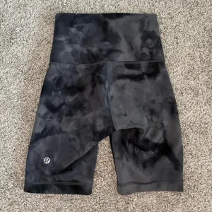 Lululemon Wunder Train High-Rise Biker Shorts Size 0 thumbnail 5