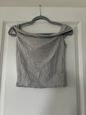 Pretty Little Thing Off-The-Shoulder Crop Top thumbnail 2
