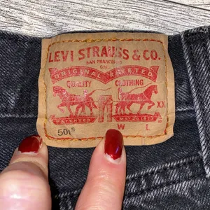Levi’s 501 Button Fly Cut Off Jean Shorts Women’s Size Waist 25 Black thumbnail 6