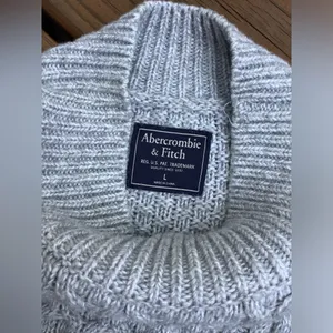 Abercrombie Nice crewneck sweater LIKE NEW💙 thumbnail 9