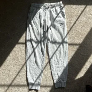 Nike Sportswear Essential Women’s Fleece Pants thumbnail 2