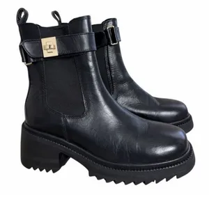 Steve Madden Black Leather Lug Sole‎ Turn Lock Chelsea Ankle Boots Womens 6 NEW thumbnail 1