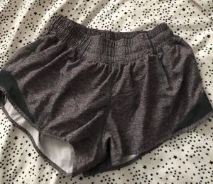 Lululemon Hotty Hot Short 2.5’’ thumbnail 1
