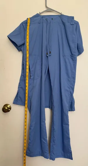 Comfortable blue scrub set. Short-sleeve top with V-neck. Matching pants included. Ideal for healthcare professionals. grey’s Anatomy. thumbnail 1