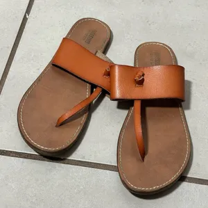 Mossimo‎ Supply Co Women T-Strap Brown Leather Sandals size 6 thumbnail 1