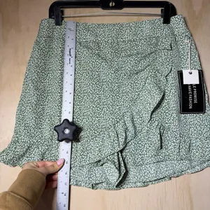 HAVE Women’s Skort Large Green Ruffle Wrap‎ Look Elastic Waist NWT thumbnail 4