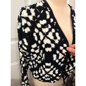Elan Kylee Macrame Crochet Cropped Cardigan in Black/White, S thumbnail 6