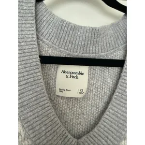 Abercrombie & Fitch Women’s XS Grey White Houndstooth Sweater Vest thumbnail 2