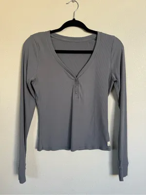 Vuori Ribbed Long Sleeve Henley Top Blue Gray Size M Stretch Athleisure thumbnail 2