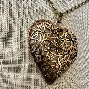 Filigree gold tone Heart Pendant Necklace thumbnail 4