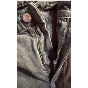 Zara‎ Barrel Jeans Women Size 6 Grey Wide Leg High Rise Faded Denim Pants thumbnail 3
