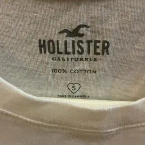 🤍Hollister embroiled tee🤍 thumbnail 3