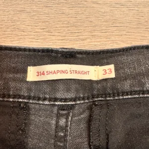 Levi's 314 Shaping Straight Jeans Black Dark Wash‎ Trouser Denim Size 33 Regular thumbnail 5