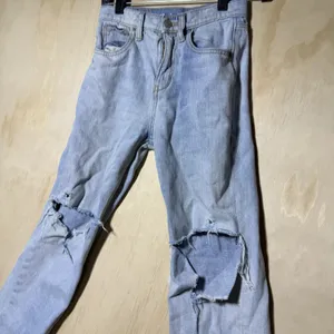 Old Navy Womens 10 High Rise Slouchy Straight Jeans Light Wash Distressed Ripped thumbnail 2