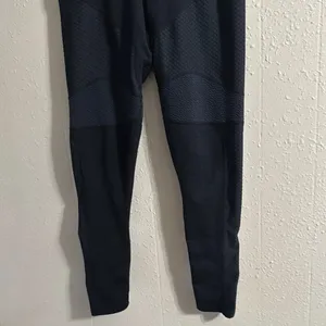 Gymshark Black Leggings Sleek Athletic Wear thumbnail 3
