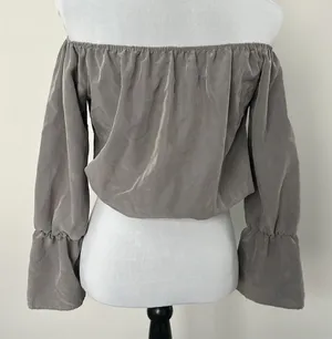 Everly Grey Off The‎ Shoulder Crop Top Sz S thumbnail 1