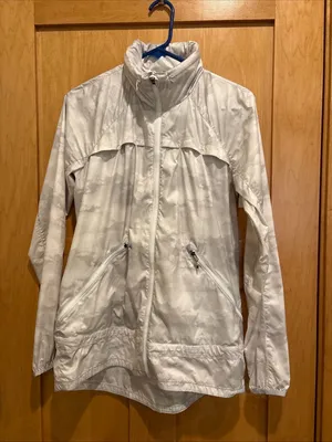 Lululemon Pack It In Miss Misty Jacket II size 6 light‎ grey white cloud print thumbnail 1
