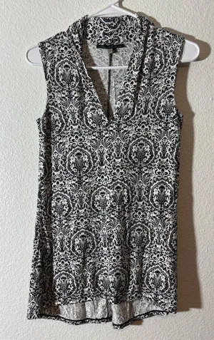 Rose & Olive Size S Black White Damask Medallion Sleeveless V-Neck Tunic Top thumbnail 1