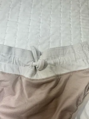 Lululemon Athletica Cream Women's Athletic Shorts - Elastic Waist in Size 12 thumbnail 13