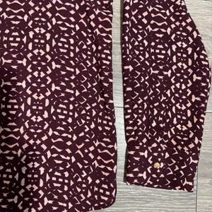 Ivanka Trump Burgandy Dressy LS Blouse Women’s L Half Clasp Button Office‎ Wear thumbnail 8