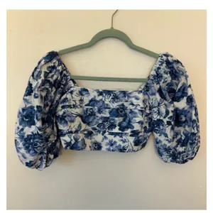 $60 NWOT Abercrombie puff sleeve crop top in blue rose floral M thumbnail 4