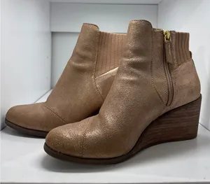 TOMS Women's Beige Suede Ankle Boots Wedge Heel Size 7.5 thumbnail 1