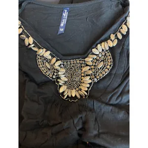 White Mark Tunic Top M‎ Black Beaded Bib Neckline Boho Chic Sharkbite Hem thumbnail 2