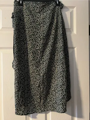 Tie-Waist Floral High-Low Skirt in Dark Green thumbnail 5