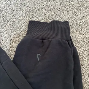 Nike Yoga Women’s Flow Hyper 7/8 Sweat Pants CJ3827 Black Size Medium thumbnail 2