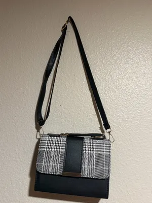 Stylish and elegant handbag in good condition. Perfect for everyday use, work, shopping, or going out. Spacious enough to carry your essentials and easy to match with different outfits. Please check the photos for the exact condition and details. thumbnail 4