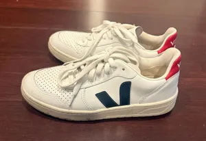 VEJA Sneakers thumbnail 1