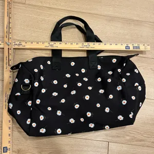 Alice + Olivia Women’s Daisy Print Duffel Weekender Bag thumbnail 2