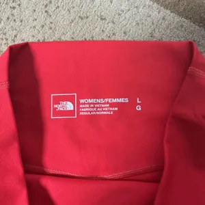 The North Face Yoga Womens Red High Rise Biker Shorts Side Pockets Large‎ SP21 thumbnail 3