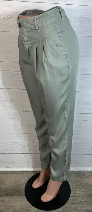 Gianni Bini green pleated tencel pants size Small high rise thumbnail 2