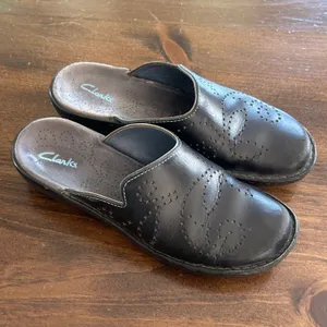 Clarks Artisan Leather Mules Women 7.5 Black Good Perforated Swirl Slides Casual thumbnail 4
