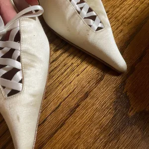Vera Wang Mules Size 38.5 Ivory Satin Kitten Heels Lace Up (Flawed) thumbnail 6