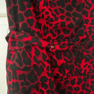 Cache‎ Vintage Red Black Leopard Print Midi Dress Belted Sheath Mob Wife Size 12 thumbnail 3