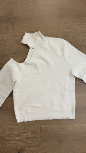 Abercrombie Off-the-shoulder sweater thumbnail 4