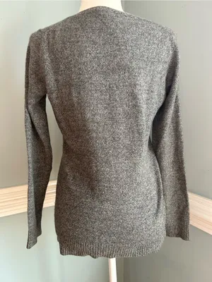 Women's V-Neck cashmere Sweater in Heather Gray medium thumbnail 2