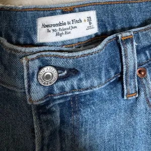 A&F High Rise 90s Relaxed Jeans Size 29/8 Regular Mid Blue‎ Wash thumbnail 4