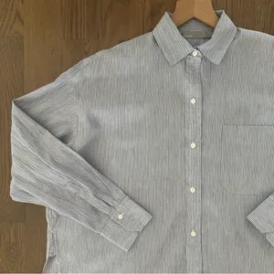 Vince Linen Blend Split Back Boxy Pinstripe Button Down Shirt Blue and White M thumbnail 4