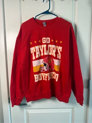 Gildan Red Graphic Crewneck Sweatshirt thumbnail 2
