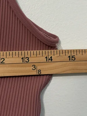 Vuori Ribbed Crop Tank Top Size Medium in Rosewood thumbnail 6