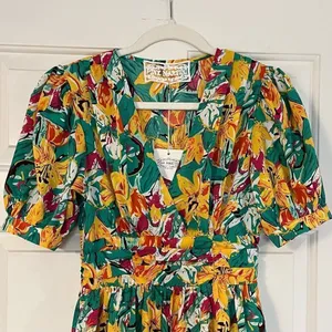 NWT Pink Martini Multicolor Floral V-neck Puff Sleeved Midi Dress thumbnail 2
