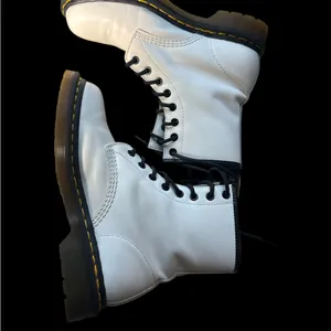 NWOT doc martens White Lace-Up Boots with Black Accents 11821 jyoo4 size 8 thumbnail 6